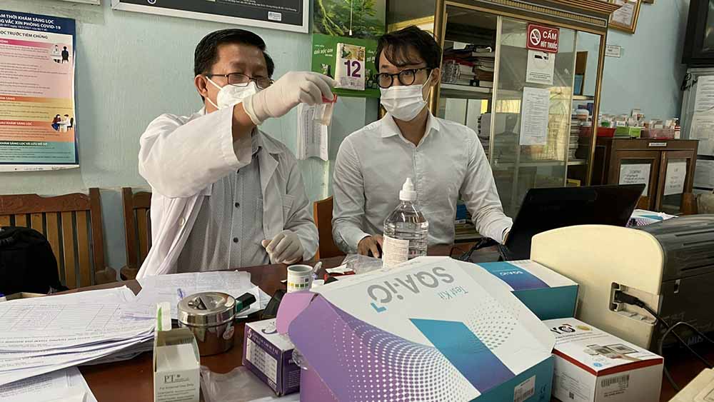 Mẫu tinh dịch được người nông dân chuẩn bị sẵn và đem tới trạm y tế xã!