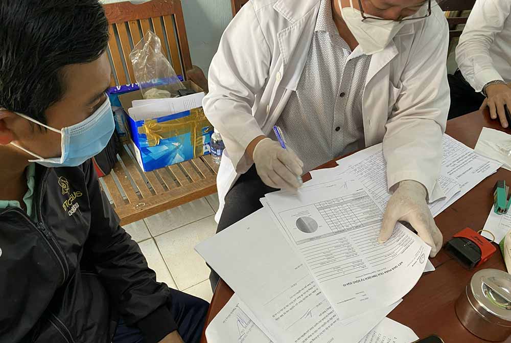 Thầy Nguyễn Hồng Lập đang trả lời về kết quả tinh dịch đồ cho người dân.