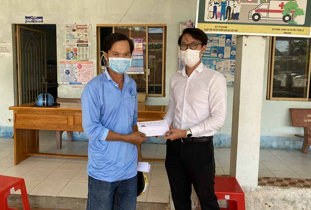 Anh Trần Minh Hưng đại diện cho TMSC Việt Nam và MES Global trao phần quà hỗ trợ cho người nông dân tham gia đề tài nghiên cứu,