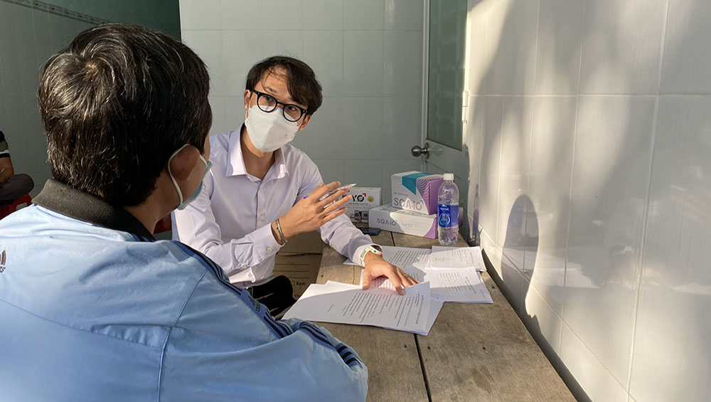 Chuyên gia MES Global Trần Minh Hưng chia sẻ với người dân về các kiến thức nâng cao sức khỏe và chất lượng sinh sản