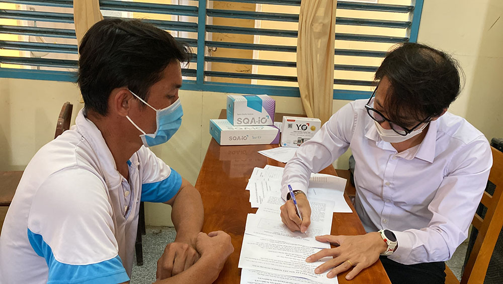 Chuyên gia đại diện từ tập đoàn MES Global hướng dẫn người dân cách lấy mẫu xét nghiệm chuẩn xác