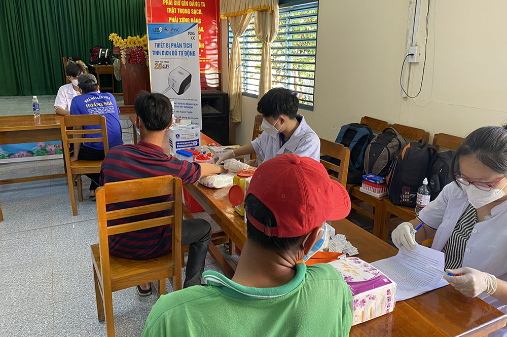 Khám sàng lọc sức khỏe cho người dân đăng ký tham gia test