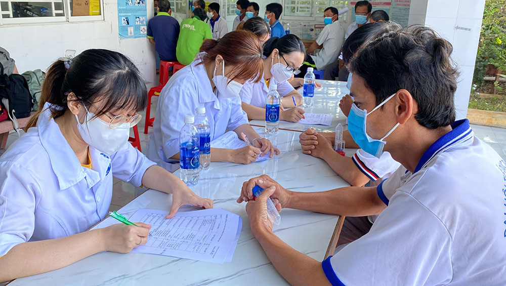 Kham tam soat cho nguoi dan truoc khi thuc hien xet nghiem tinh dich 3