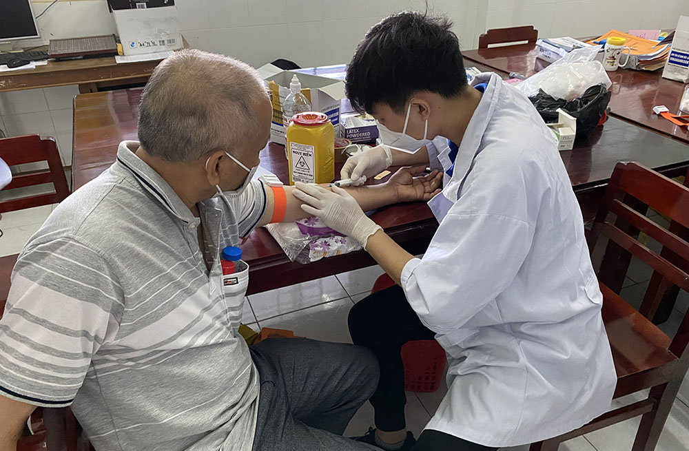 Khám tầm soát cho người dân trước khi xét nghiệm tinh dịch đồ