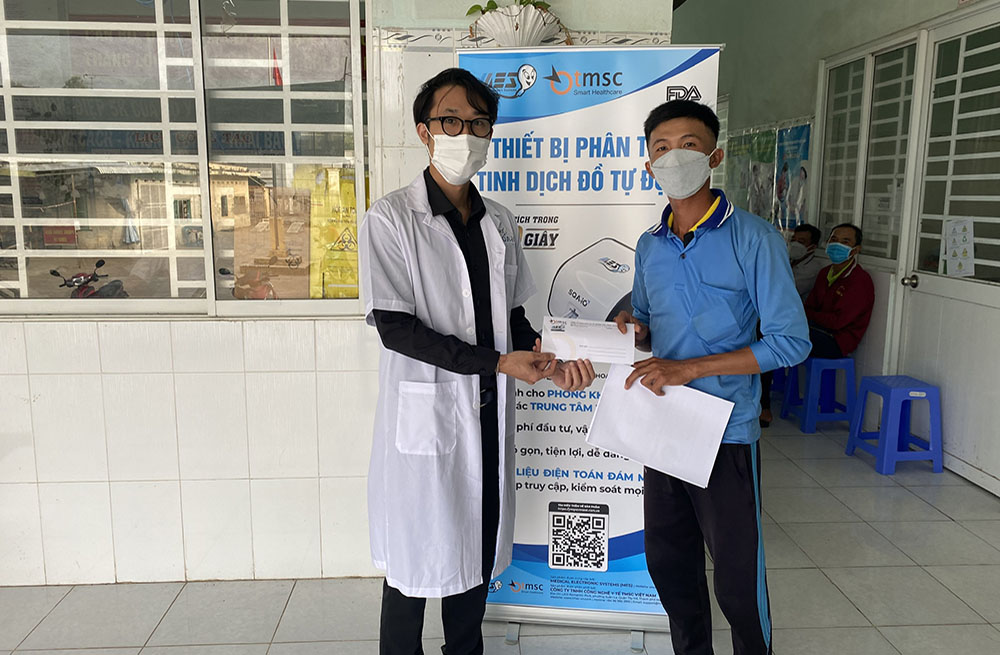 TMSC Viet Nam va MES Global trao phan qua ho tro cho nguoi nong dan tham gia de tai nghien cuu
