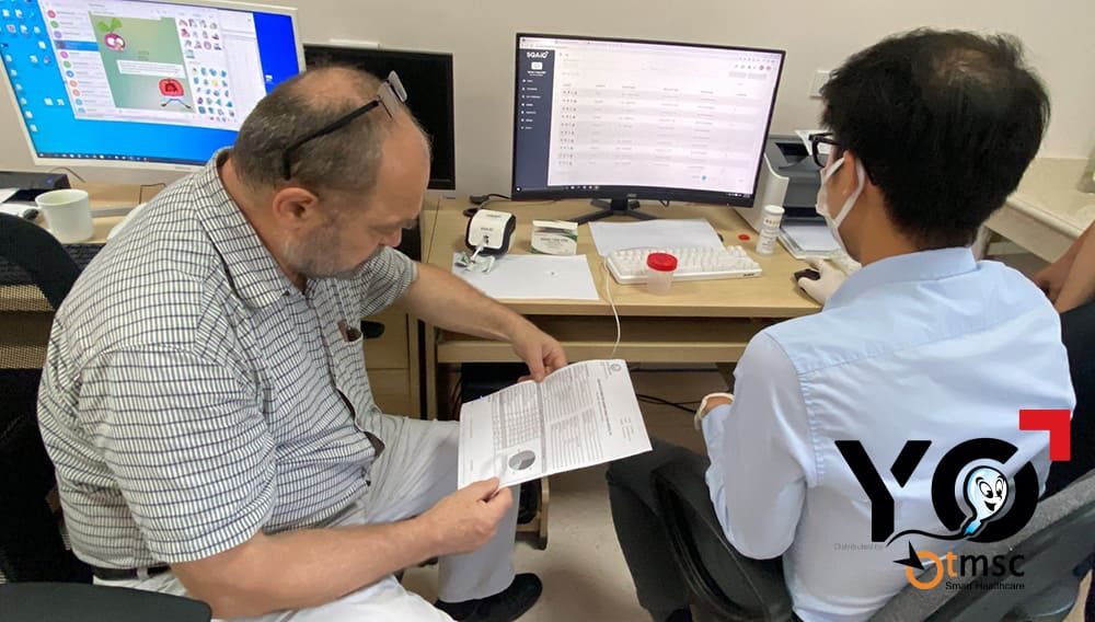 PGS ivan Reich đang xem xét kết quả phân tích tinh dịch đồ của bệnh nhân bằng SQA-iO và bày tỏ sự hài lòng