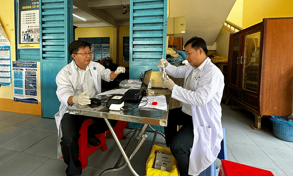 Các bác sĩ thực hiện xét nghiệm tinh dịch bằng thiết bị SQA-iO