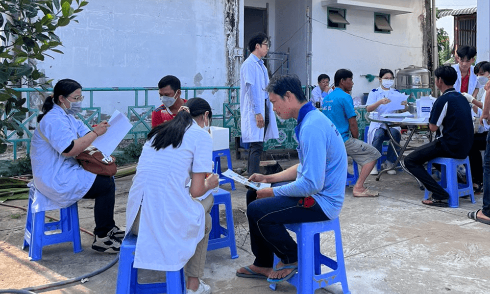Người dân được hướng dẫn và điền các thông tin cần thiết trước khi lấy mẫu