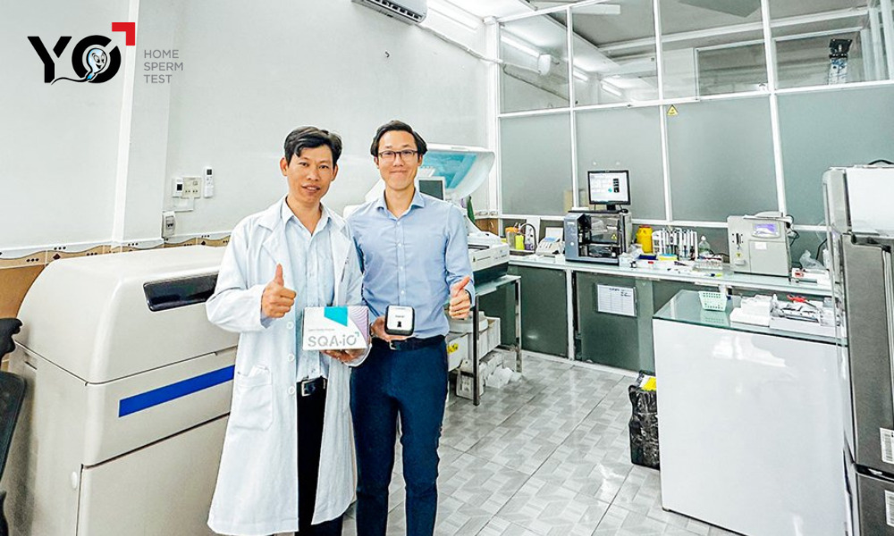 Đại diện TMSC Việt Nam bàn giao máy xét nghiệm tinh trùng SQA-io